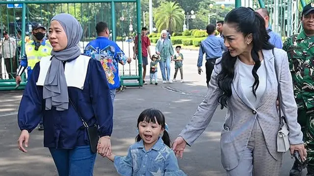 Gaya Dua Anak Aurel Hermansyah saat Dimomong Krisdayanti Keliling Jakarta. [@krisdayantilemos]
