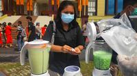 Permusnahan narkoba jenis pil ekstasi oleh personel Polda Riau jelang perayaan tahun baru. (Liputan6.com/M Syukur)