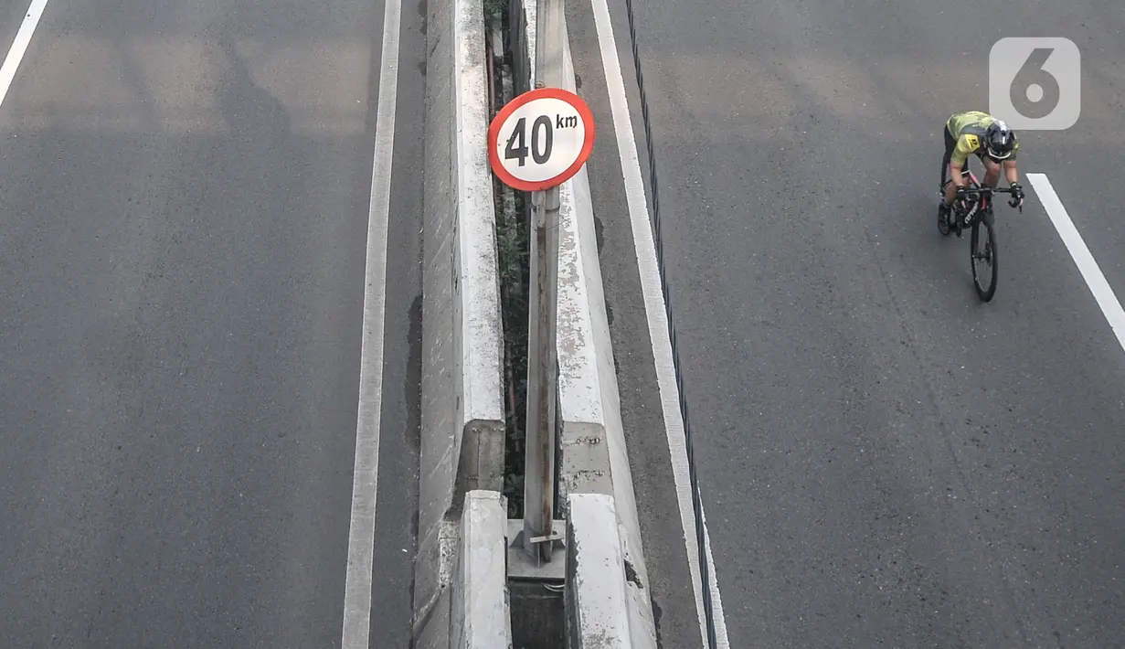 Pesepeda melintasi Jalan Layang Non Tol (JLNT) Kampung Melayu-Tanah Abang saat uji coba jalur sepeda balap atau Road Bike, Jakarta, Minggu (23/5/2021). Pemprov DKI melakukan uji coba lintasan Road Bike di JLNT Kampung Melayu-Tanah Abang mulai pukul 05.00 WIB-08.00 WIB. (merdeka.com/Iqbal S Nugroho)