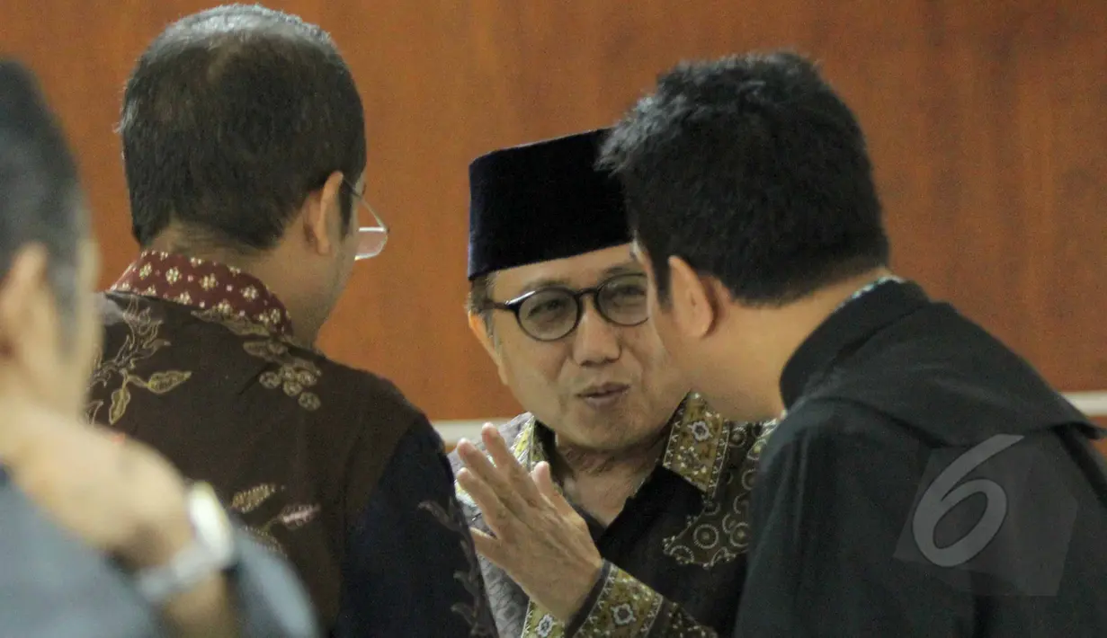 Mantan Sekjen Kementerian ESDM Waryono Karno berbincang dengan kuasa hukumnya saat sidang pembacaan putusan sela di pengadilan Tipikor, Jakarta, Senin (25/5/2015). Majelis hakim menolak keberatan atau eksepsi Waryono Karno. (Liputan6.com/Helmi Afandi)
