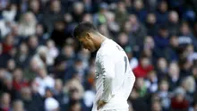 Cristiano Ronaldo tertunduk lesu usai Real Madrid kalah 0-1 dari Atletico Madrid dalam lanjutan La Liga Spanyol di Santiago Bernabeu, Sabtu (27/2/2016). (Liputan6.com/REUTERS/Juan Medina)