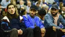 Pemain Arsenal, Hector Bellerin, Pierre-Emerick Aubameyang dan Alexandre Lacazette saat menyaksikan pertandingan basket NBA London Game 2019 antara Washington Wizards dan New York Knicks di O2 Arena di London (17/1). (AFP Photo/Glyn Kirk)