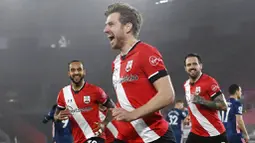 Pemain Southampton, Stuart Armstrong, melakukan selebrasi usai mencetak gol ke gawang Arsenal pada laga Liga Inggris di Stadion St Mary, Selasa (26/1/2021). Arsenal menang dengan skor 3-1. (Andy Rain/Pool via AP)