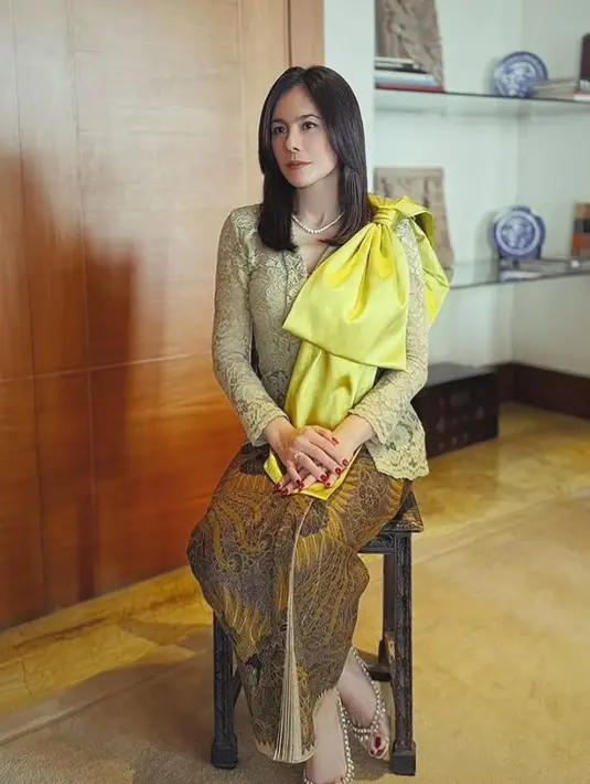 Wulan Guritno tampil dengan kebaya brokat warna hijau dengan aksen pita besar di salah satu sisi lengan dipadukan bawahan kain batik. [@wulanguritno]