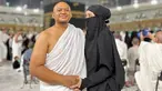 Sama seperti kebanyakan artis, Babe Cabita memilih untuk pergi ke Tanah Suci di awal tahun 2024 ini. Ia menunaikan ibadah umrah bersama istrinya, Fati Indraloka. Namun, ada yang berbeda dari penampilannya kali ini. Komika 34 tahun itu memangkas habis rambutnya hingga tak tersisa. (Liputan6.com/IG/@fatiyw)