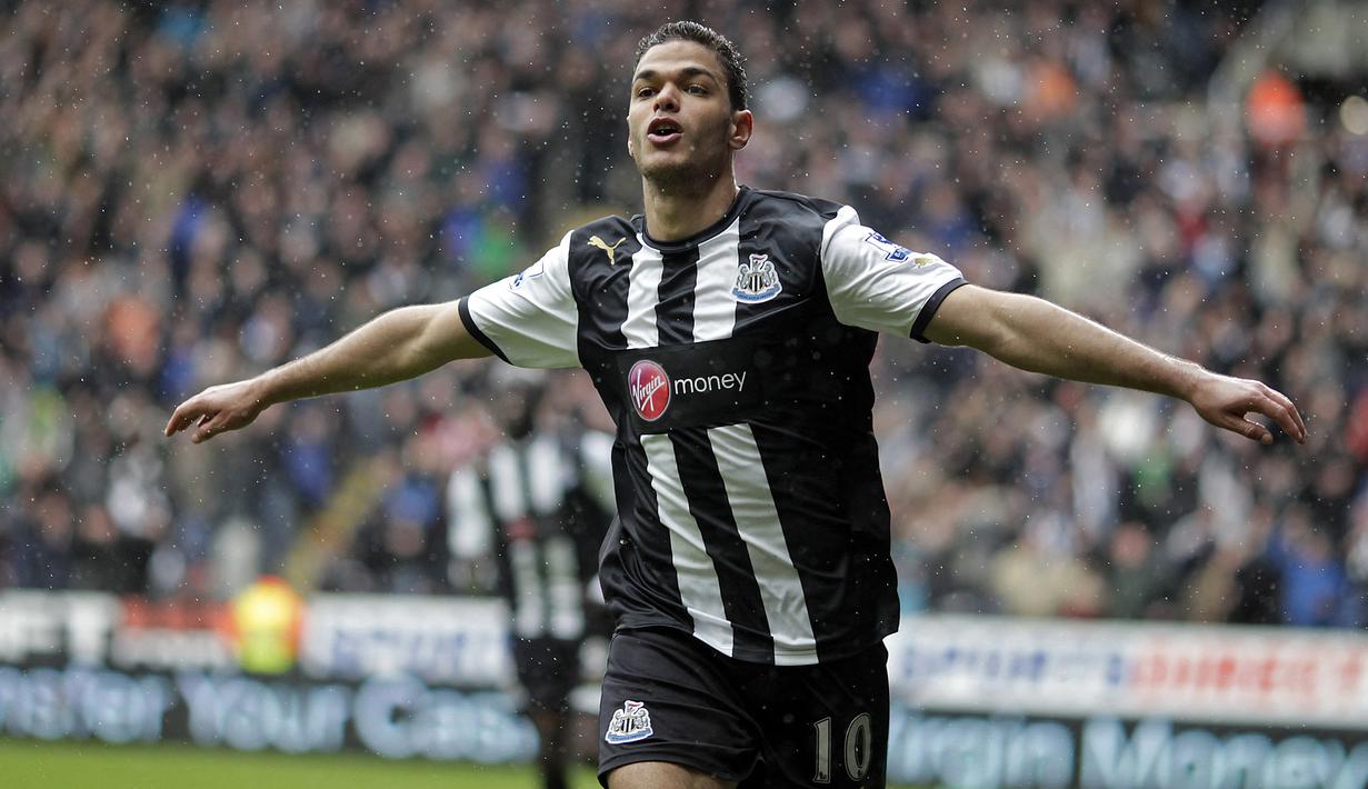 Pada 2010/2011 hingga 2014/2015 ia hijrah ke Premier League Liga Inggris dengan memperkuat 2 klub, Newcastle United dan Hull City. Bersama keduanya, ia total tampil 84 laga dengan torehan 13 gol dan 12 assist. (AFP/Graham Stuart)