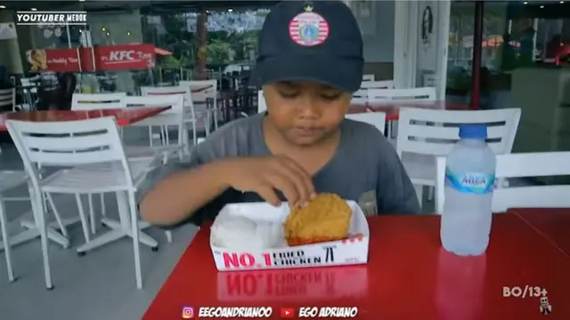 Reaksi Pemulung Cilik Saat Pertama Kali Makan Ayam KFC