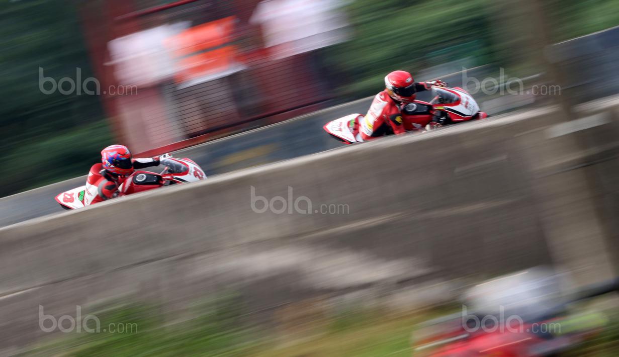 Gerry Salim (kanan) beradu cepat dengan rekan kompatriotnya Andi Gilang pada kelas Asia Production 250cc  Asia Road Racing Championship di Sentul International Circuit, Bogor (13/8/2017). Gerry berhasil menjuarai nomor 250cc. (Bola.com/Nicklas Hanoatubun)