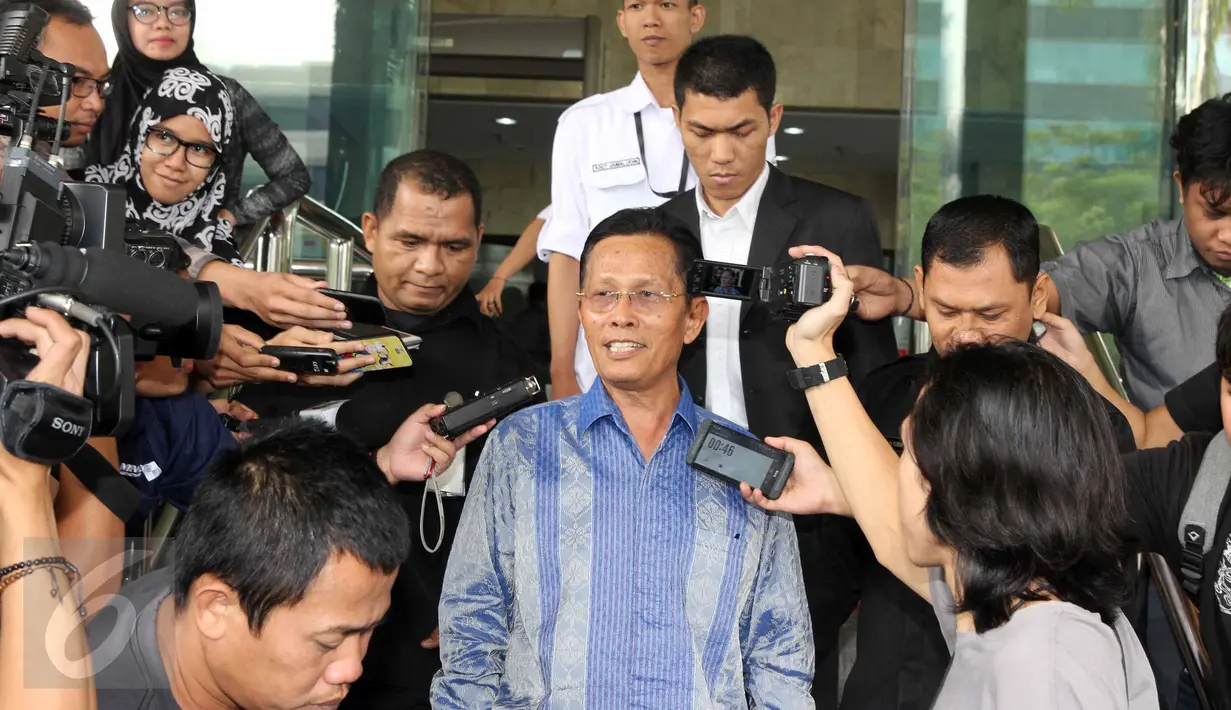 Panitera MK Kasianur Sidauruk memberi keterangan usai diperiksa KPK, Jakarta, Kamis (2/6/2015). Kasianur diperiksa sebagai saksi kasus suap sengketa pilkada Kabupaten Morotai di MK 2011 dengan tersangka RS (Rusli Sibua). (Liputan6.com/Helmi Afandi)