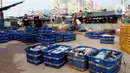 <p>Suasana nelayan saat bongkar muat ikan di TPI Muara Karang, Jakarta, Selasa (1/8/2023). Pada 2023, PT Perikanan Indonesia gencar melakukan ekspor. (Liputan6.com/Johan Tallo)</p>