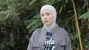 <p>Dia mulai membiasakan diri berhijab di luar set film. "Aku mulai nyaman, aku buat proyek ini kan pakai hijab. Untuk rutin ke kegiatan sehari-hari bahkan sampai ikut kajian-kajian," jelas Zara. (Foto: Instagram/ zaraadhsty)</p>