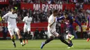 Striker Barcelona, Lionel Messi, melepaskan tendangan ke gawang Sevilla pada laga La Liga di Stadion Ramon Sanchez Pizjuan, Sabtu (23/2). Barcelona menang 4-2 atas Sevilla. (AP/Miguel Morenatti)