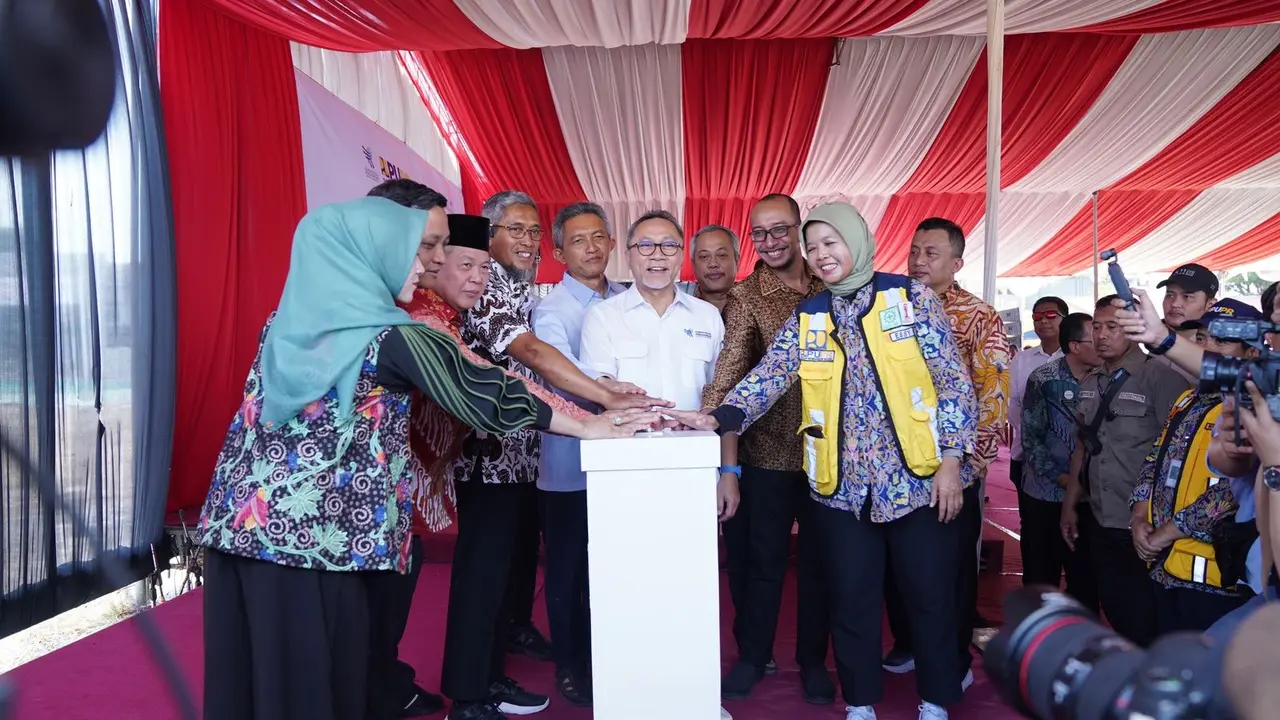 Menteri Perdagangan Zulkifli Hasan meresmikan proyek Pasar Banjarsari di kota Pekalongan, Jawa Tengah.
