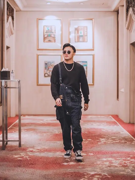 Tampil dengan kaus panjang hitam serta jumpsuit denim bermotif garis, gaya Iky ini pun jadi sorotan netizen. Ia pun menambah gaya penampilannya dengan kacamata hitam serta sebuah kalung. (Liputan6.com/IG/@rizkyfbian)