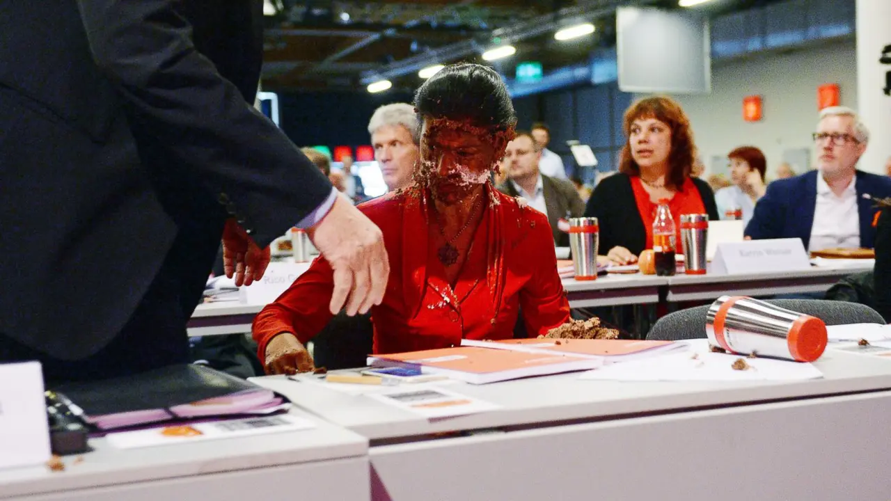Pemimpin oposisi Jerman, Sahra Wagenknecht dilempari cake 