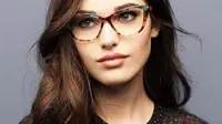 Memakai kacamata bukan penghalang seorang wanita untuk tetap berpenampilan cantik dengan makeup. (foto: Purewow.com)
