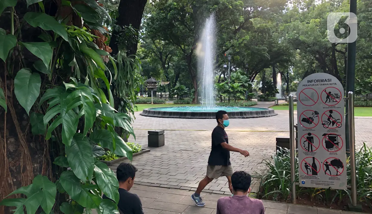 Warga beraktivitas di Taman Suropati, Menteng, Jakarta, Rabu (18/3/2020). Meskipun ditutup untuk umum terkait upaya mencegah penyebaran virus covid 19, namun sebagian masyarakat tetap beraktivitas di sekitar taman tersebut untuk berolahraga atau sekadar berekreasi. (Liputan6.com/Immanuel Antonius)