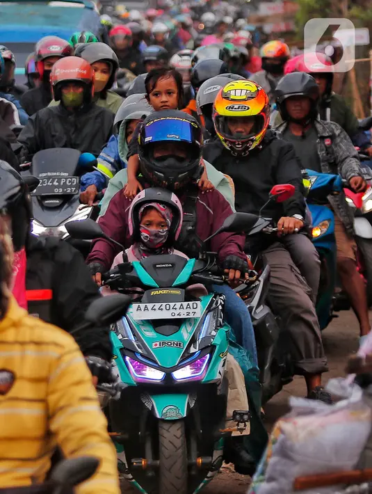 Ribuan orang melakukan perjalanan mudik ke kampung halaman dengan menggunakan berbagai alat transportasi. (Liputan6.com/Angga Yuniar)