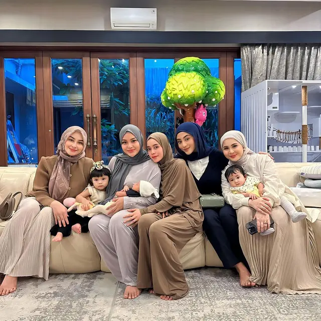 6 Potret Artis Jenguk Anak Aurel Hermansyah, Usia Baby Azura Sudah 1 Bulan