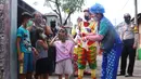 Komunitas Badut Tangerang  Raya (Batara) membagikan paket masker dan sabun cuci tangan gratis kepada warga di Larangan Selatan, Tangerang, Kamis (16/4/2020). PMI Kota Tangerang bersama Batara membagikan masker dan sabun cuci tangan untuk mencegah penyebaran COVID-19. (Liputan6.com/Angga Yuniar)