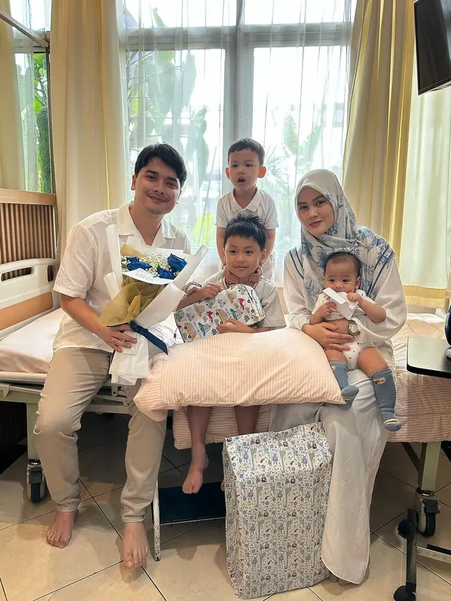 8 Momen Yusuf Putra Larissa Chou Disunat, Alvin Faiz dan Istri Datang Menjenguk