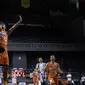 Pebasket Satria Muda, Ibrahim Aziz, menghindari block dari pebasket NSH pada laga Perbasi Cup 2017 di Britama Arena, Jakarta, Rabu (8/11/2017). Satria Muda menang 83-67 atas NSH. (Bola.com/Vitalis Yogi Trisna)