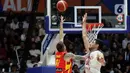 Pemain timnas basket Spanyol, Juancho Hernangomez (kiri) berebut bola dengan pemain Iran, Hasan Aliakbari pada penyisihan Grup G FIBA World Cup 2023 di Indonesia Arena, Gelora Bung Karno, Jakarta, Rabu (30/8/2023). (Liputan6.com/Helmi Fithriansyah)