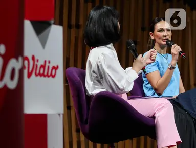 Aktris Luna Maya saat memberikan keterangan pada acara Press Conference untuk "Tenis Bareng Luna" di SCTV Tower, Jakarta, Sabtu (24/8/2024). (Liputan6.com/Herman Zakharia)