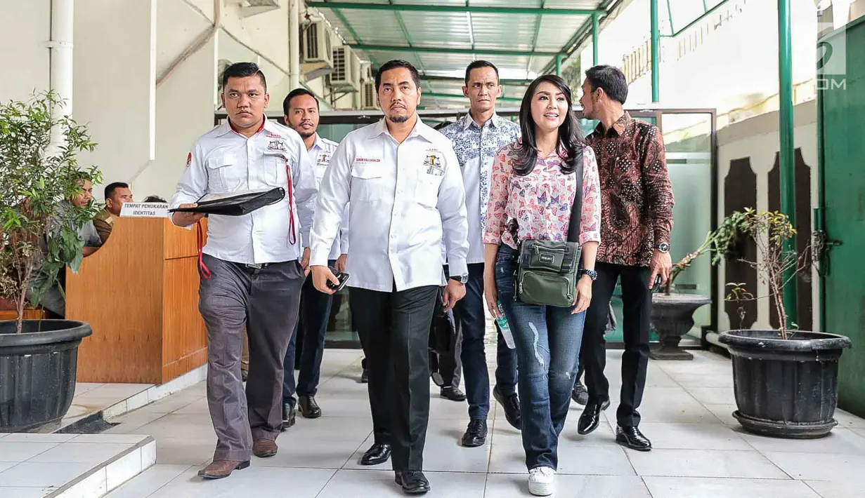 Tessa Kaunang (kanan) didampingi kuasa hukumnya Sunan Kalijaga berjalan menuju ruangan saat menggelar mediasi di Pengadilan Negeri Jakarta Selatan, Kamis (1/3). (Liputan6.com/Pool/Adrian)