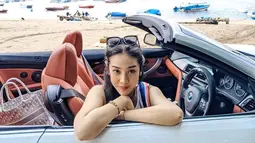 Bicara tentang foto-foto kece, tentu foto dari perempuan kelahiran 15 Desember 1995 selalu berhasil menyita perhatian. Seperti saat ia bersantai di pantai dengan berada di mobil dengan atap terbuka. Gaya santainya ini menjadi sorotan netizen. (Liputan6.com/IG/@anyageraldine)