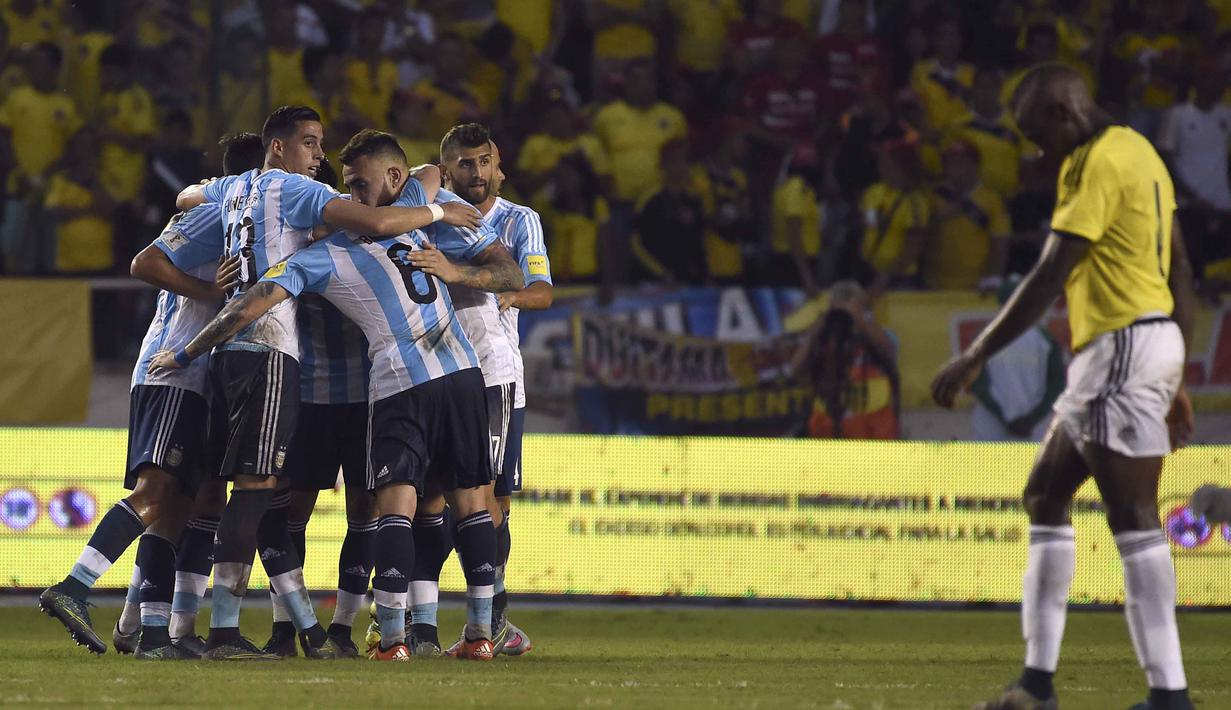 Para pemain Argentina merayakan gol ke gawang Kolombia pada kualifikasi Piala Dunia Russia 2018 zona CONMEBOL di  Stadion Metropolitano Roberto Melendez, Barranquilla, Rabu (18/11/2015) dini hari WIB. (AFP Photo/Luis Acosta)