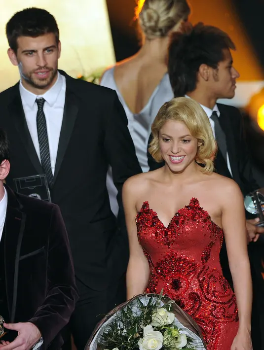 <p>Bek Barcelona Gerard Pique (kiri) tiba bersama pasangannya, penyanyi Kolombia Shakira untuk penghargaan FIFA Ballon d'Or di Kongresshaus di Zurich, pada 9 Januari 2012. Biduk cinta Gerard Pique dengan Shakira akhirnya usai sudah. Keduanya mengumumkan perpisahannya dalam sebuah pernyataan yang dirilis pada 4 Juni 2022. (FRANCK FIFE / AFP)</p>