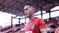 Gelandang Bali United, Mohammad Sidik Saimima, memilih pulang kampung ke Tulehu, Ambon, selama penghentian kompetisi untuk memulihkan cederanya. (dok. Bali United)