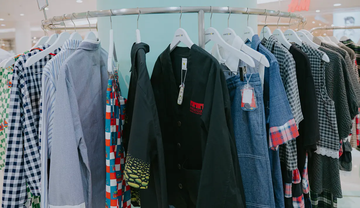 Produk dari koleksi kolaborasi ini juga menggunakan bahan ramah lingkungan, seperti serat alami TENCEL, yang berasal dari kayu aukaliptus, kemudian dikombinasikan dengan kain surplus yang menghasilkan gaya modern dan unik. [Foto: Document/everyday]