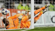 Blunder Heurelho Gomes membuat Cristiano Ronaldo mencetak gol untuk kemenangan 1-0 Real Madrid atas Tottenham Hotspur pada leg kedua perempat final Liga Champions di White Hart Lane, 13 April 2011. Madrid unggul agregat 5-0. AFP PHOTO/JAVIER SORIANO