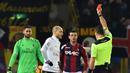 Bek AC Milan, Gabriel Paletta (2kiri) menerima kartu merah dari wasit Daniele Doveri saat melawan Bologna pada lanjutan Serie A di Stadio Renato Dell'Ara, Bologna,  (8/5/2/2017).  MIlan mengan 1-0.  (AFP/Giuseppe Cacace)