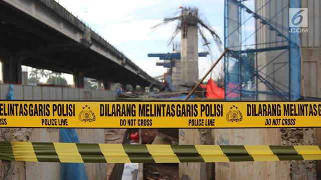 Garis Polisi di Lokasi Tiang Girder Tol Becakayu