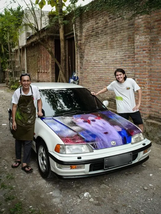 Seperti diketahui, Dedy Sufriadi merupakan seniman yang melukis kap mobil Iqbaal Ramadhan. (Foto: Instagram/@iqbaal.e)