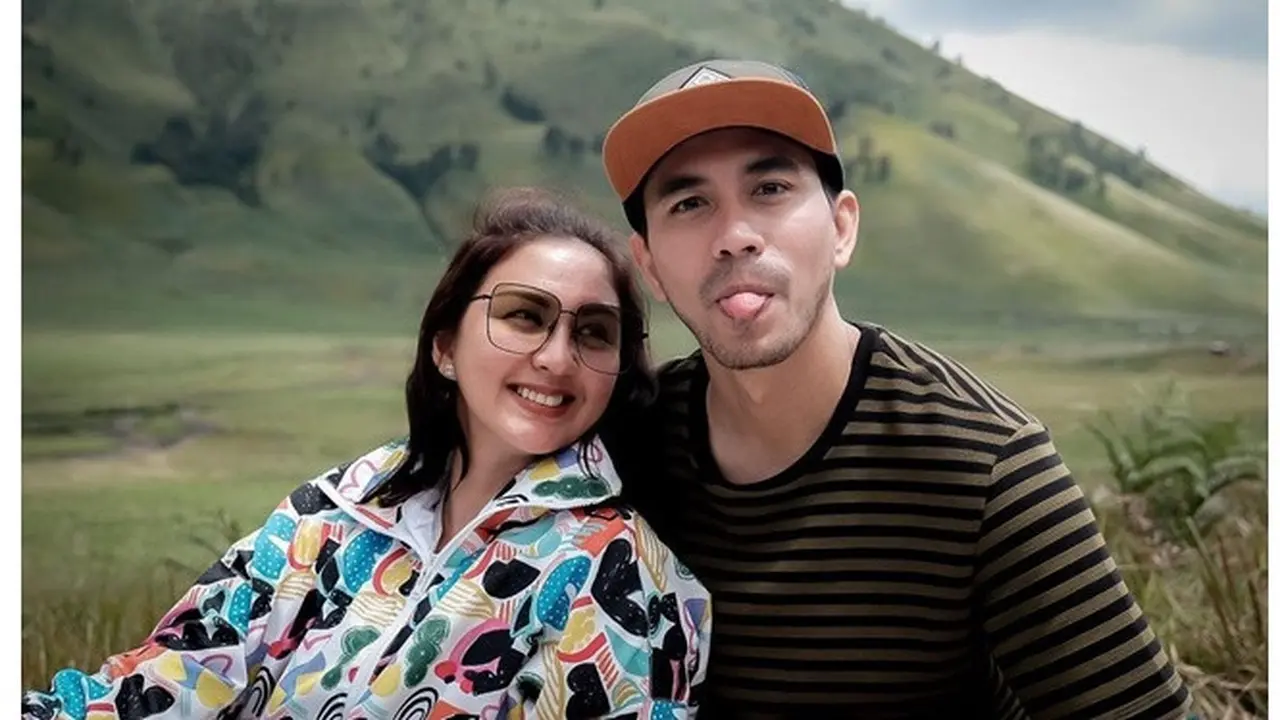 6 Potret Seru Liburan Donna Agnesia dan dan Darius Sinathrya di Bromo