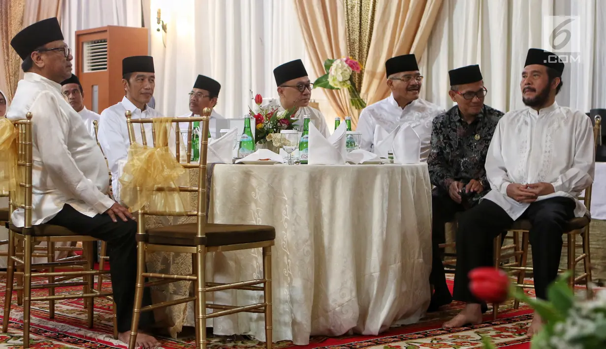 Presiden Joko Widodo bersama pimpinan lembaga tinggi negara menghadiri buka puasa bersama di Rumah Dinas Ketua DPR Bambang Soesatyo di Kawasan Widya Chandra Jakarta, Senin (13/5). Buka Puasa tersebut juga di Hadiri Tokoh Politik dan Petinggi Lembaga Negara. (Liputan6.com/Johan Tallo)