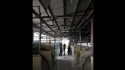 Ratusan pedagang yang dahulu pernah ditertibkan oleh Jokowi dan Ahok untuk menempati kios ini banyak yang kembali berdagang di jalanan. Kini suasana di Blok G Tanah Abang semakin sepi (Liputan6.com/Johan Tallo)