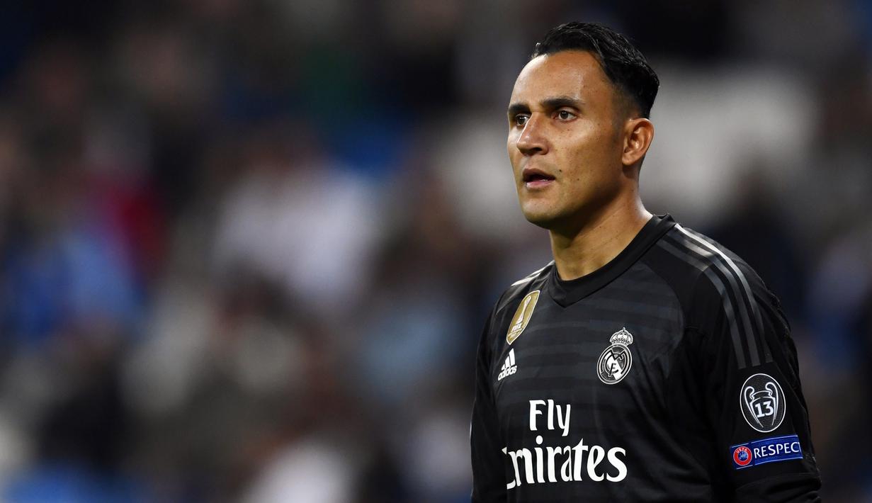 2. Keylor Navas - Kedatangan Thibaut Courtois membuat posisinya tegeser sebagai kiper utama, melepasnya pada bursa transfer adalah pilihan terbaik karena perannya sudah tidak sentral bersama skuat Real Madrid. (AFP/Gabriel Bouys)