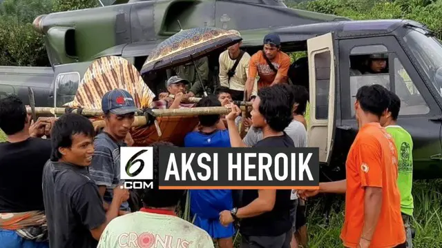 VIDEO : Tim Penerbad TNI dan Satgas Bantu Evakuasi Ibu Melahirkan