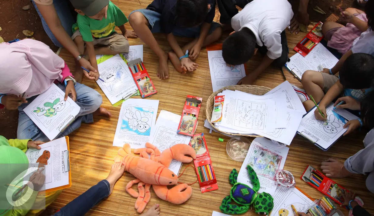 Sejumlah anak serius menyelesaikan lukisan dalam festival laut 2015 di taman Kridaloka,  Senayan, Jakarta, Sabtu (19/9/2015). Festival bertujuan untuk mengenalkan dunia laut Indonesia kepada masyarakat serta untuk menjaganya. (Liputan6.com/Angga Yuniar)