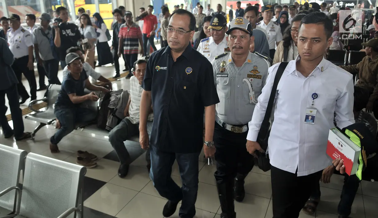 Menteri Perhubungan (Menhub) Budi Karya Sumadi saat meninjau kesiapan pelayanan arus mudik di Terminal Pulo Gebang, Jakarta, Minggu (3/6). Pemeriksaan meliputi pelayanan tiket hingga kelaikan bus. (Merdeka.com/Iqbal Nugroho)