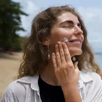 Ilustrasi orang pakai sunscreen/Copyright Freepik/Freepik