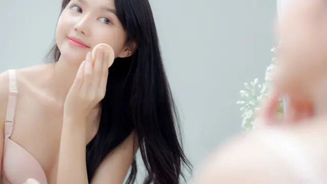 Trik Makeup Anti Pecah untuk Samarkan Garis Senyum, Hasilnya Dijamin Flawless!