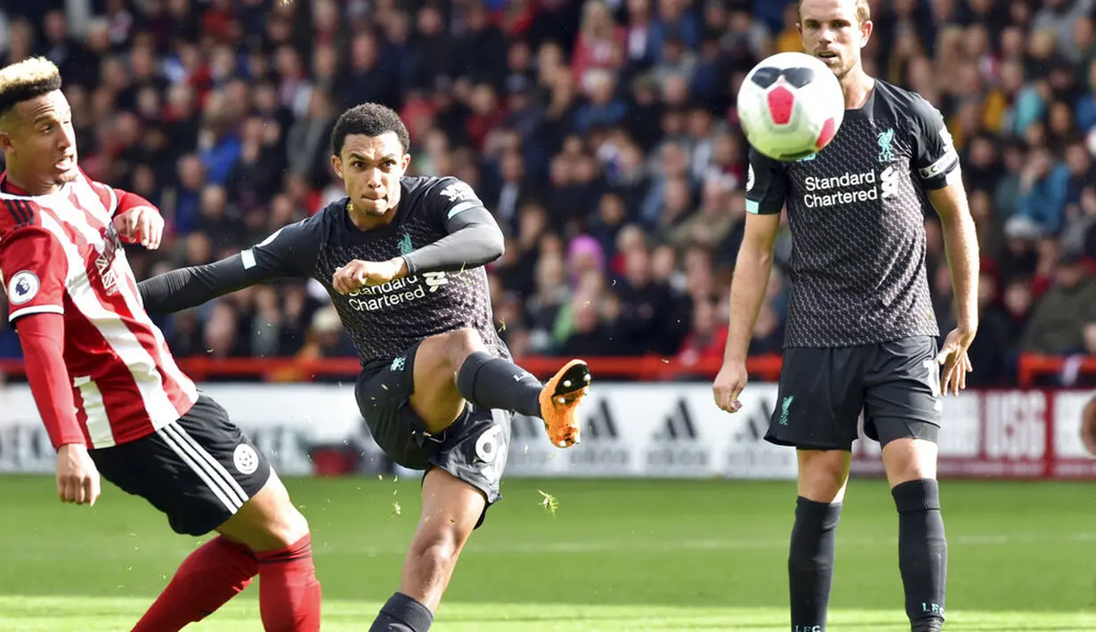 Bek Liverpool, Trent Alexander-Arnold, melepaskan tendangan saat melawan Sheffield United pada laga Premier League di Stadion Bramall Lane, Sabtu (28/9). Liverpool menang 1-0 atas Sheffield United. (AP/Rui Vieira)