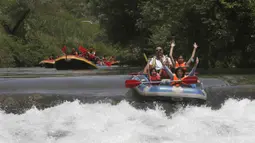 Umat muslim merayakan liburan Idul Fitri dengan rafting menyusuri Sungai Hasbani, Anak Sungai Yordan, di Kfar Blum, Israel, Rabu (27/5/2020). Pemerintah Israel mengurangi pembatasan aktivitas terkait pandemi virus corona COVID-19. (JALAA MAREY/AFP)