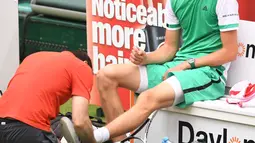 Petenis Jerman, Alexander Zverev mendapat perawatan saat melawan Roger Federer pada final ATP Tour Jerman di Gerry Weber Open tennis tournament, Halle, Jerman, (25/6/2017), (AFP/Carmen Jaspersen)